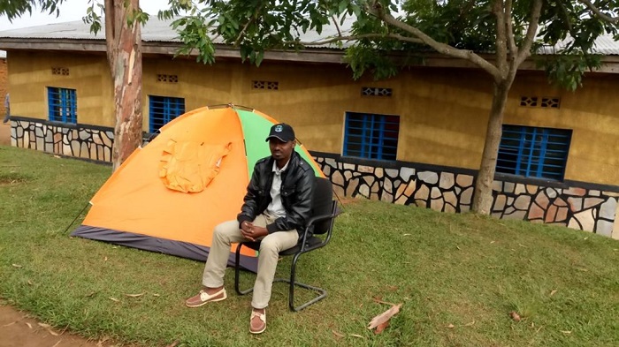 Mupenzi Leon Pierre yahereye ingando mu Kagari ka Marimba, Umurenge wa Kabarore aho yamaze igihe asura urugo ku rundi anakemura ibibazo by