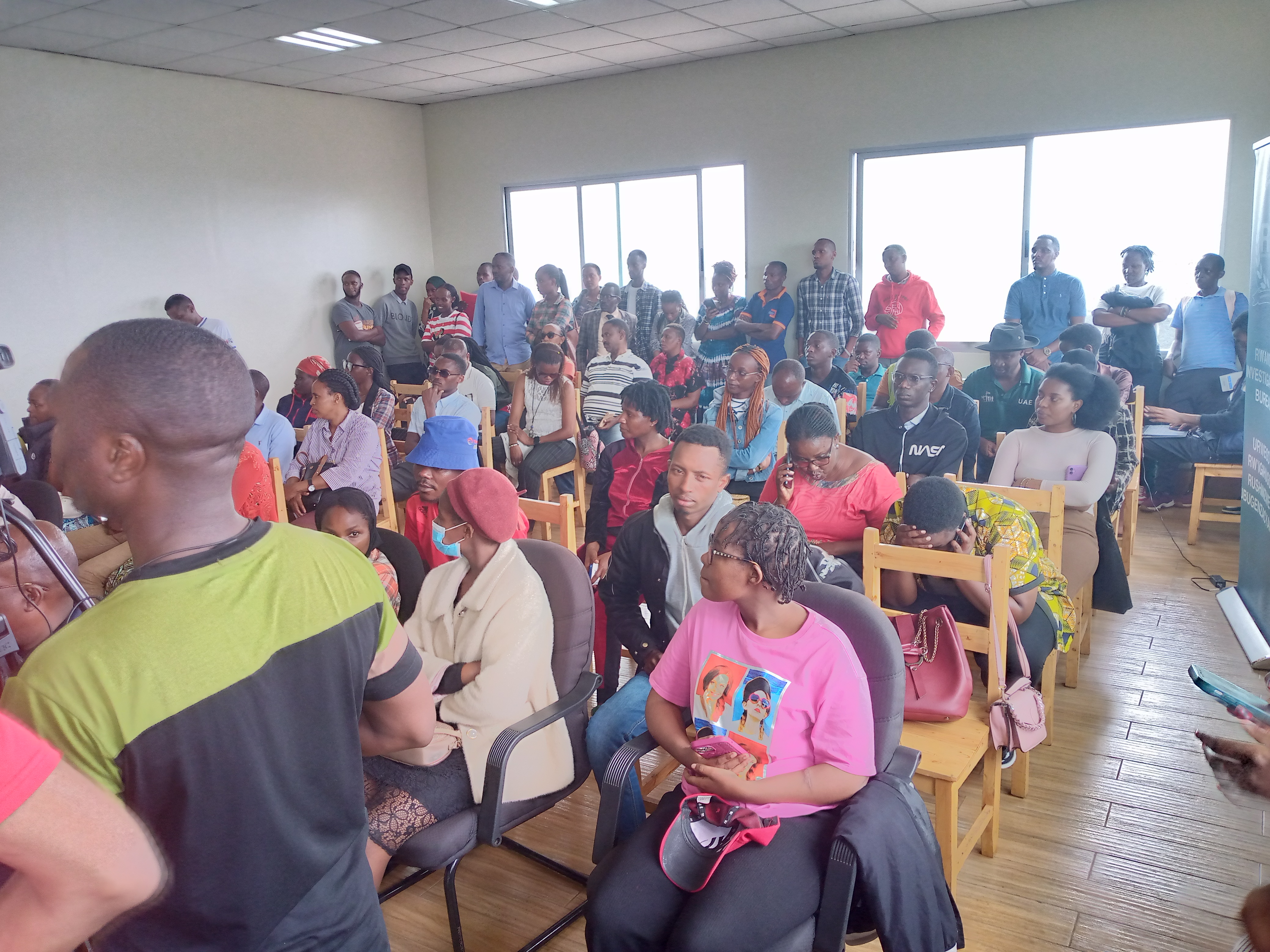 Abibwe telefone bishimiye ko hari izabashije kuboneka