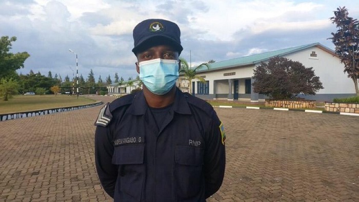 Uyu mupolisi witwa Sgt Muremyangabo God ni we watoye aya mafaranga