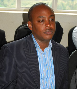 Murenzi Abdallah iwe mu rugo hamwe n'umukarani w'ibarura. 