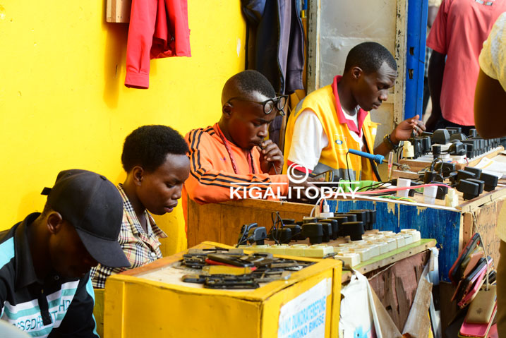 Muri Kigali biragoye kwitwaza ko telefone yagupfiriyeho, mu gihe aba ntaho utabasanga.