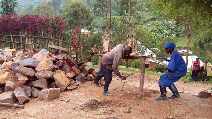 Muri uku kwezi ibikorwa byarakomeje aha muri iki cyumweru twabasanze bakata ibyuma byo kwifashisha.