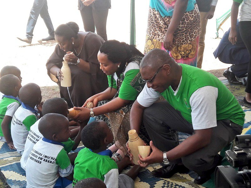 Muri uyu muhango abana bato bahawe amata. Photo/Imbuto