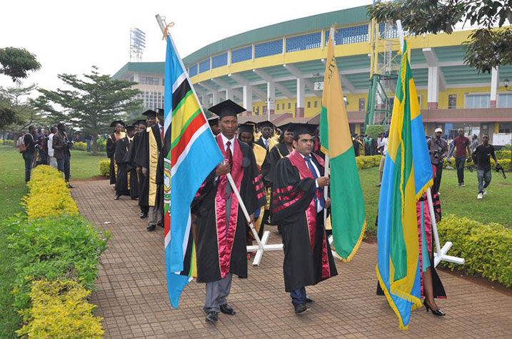 Mu mutambagiro bitwaje ibendera ry'u Rwanda, irya EAC n'ikirango cya RTUC.