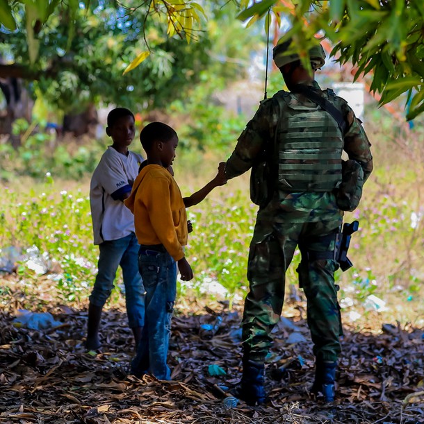 Muri Mozambique abana abaturage bishimira ingabo z'u Rwanda