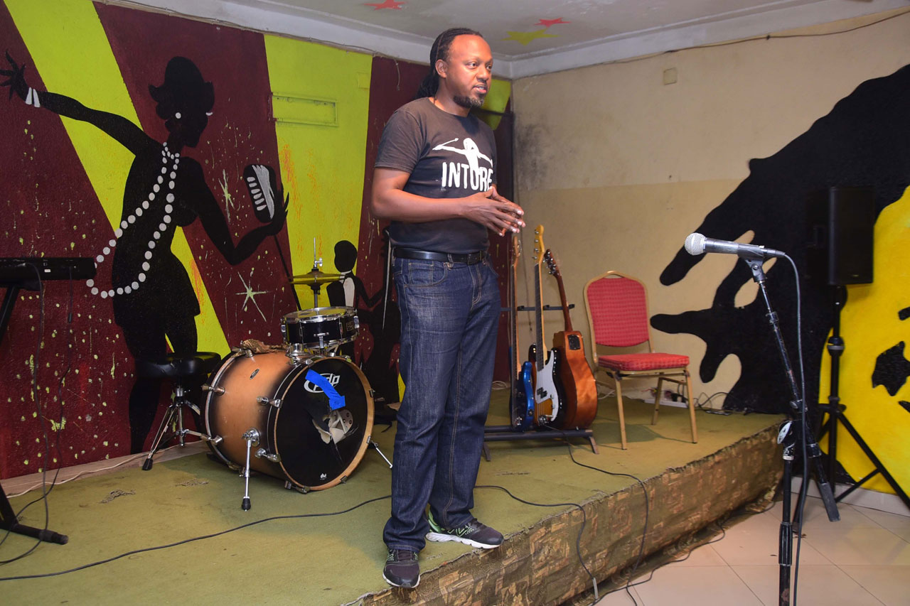 Umuyobozi w'Ishuri rya Muzika ryo ku Nyundo Murigande Jacques aganira n'abaje guhatanira kuryigamo