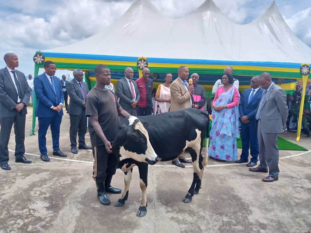 Umuryango wa Mwarimu witwaga Muligande Aloys watoje abanyeshuri b