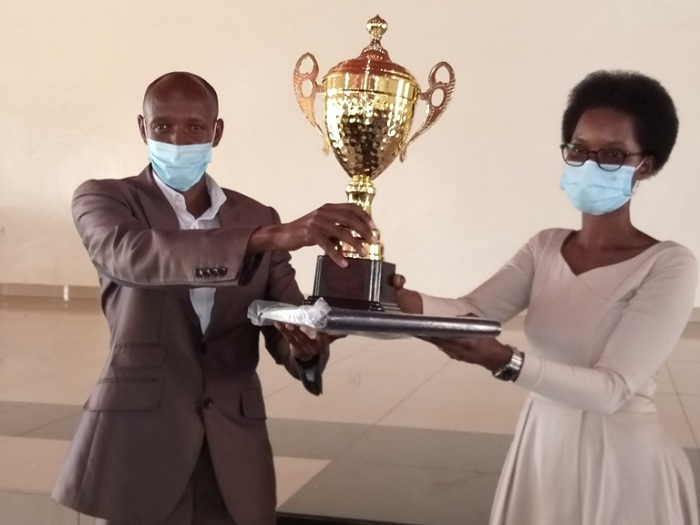 Umurenge wa Mata wahembwe igikombe na sheki y'ibihumbi 250Frw