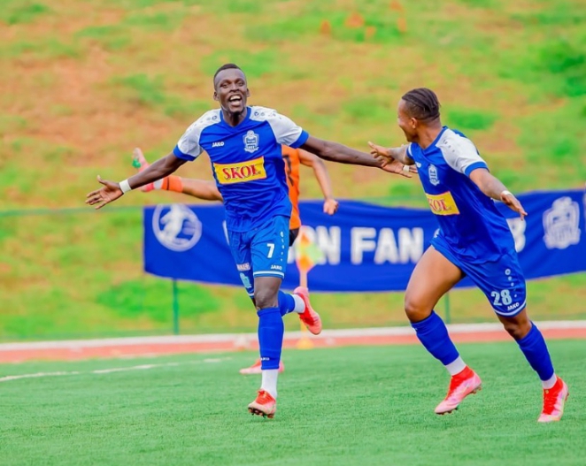 Musa Esenu (ibumoso) na mugenzi we bishimira igitego