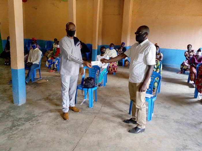 Abayobozi bombi bahererekanya sheki y