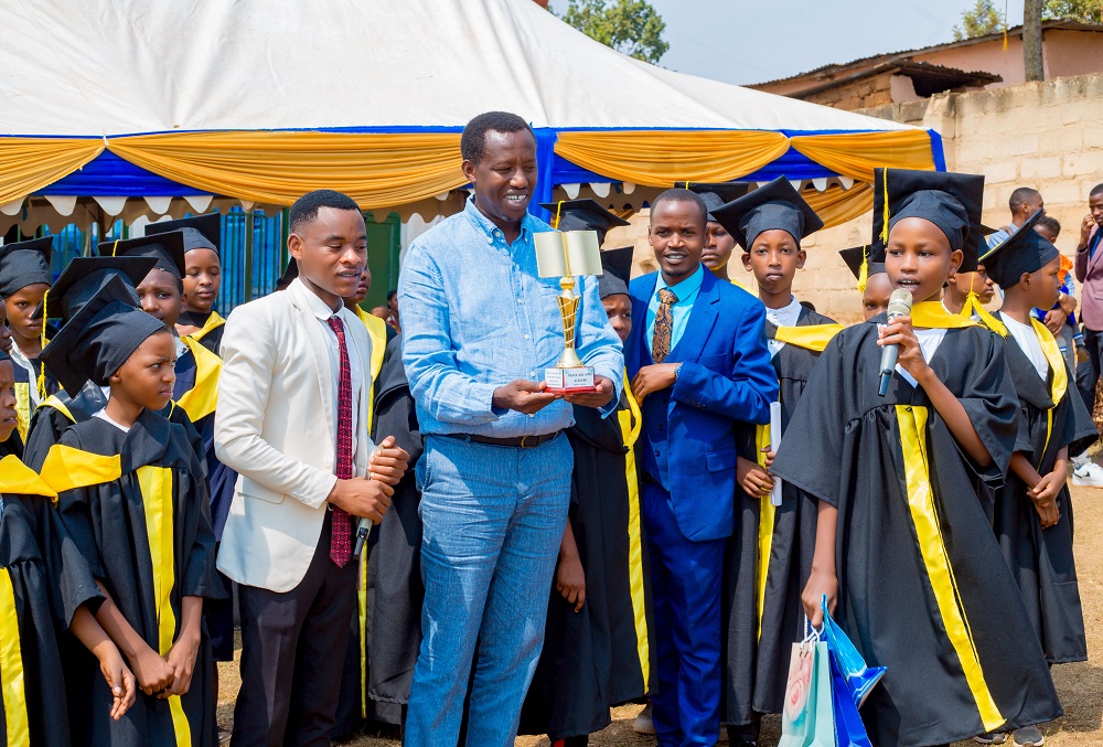 Abanyeshuri barangije muri 2024 bahaye igikombe Musabyimana Albert bamushimira umusanzu we mu guteza imbere uburezi