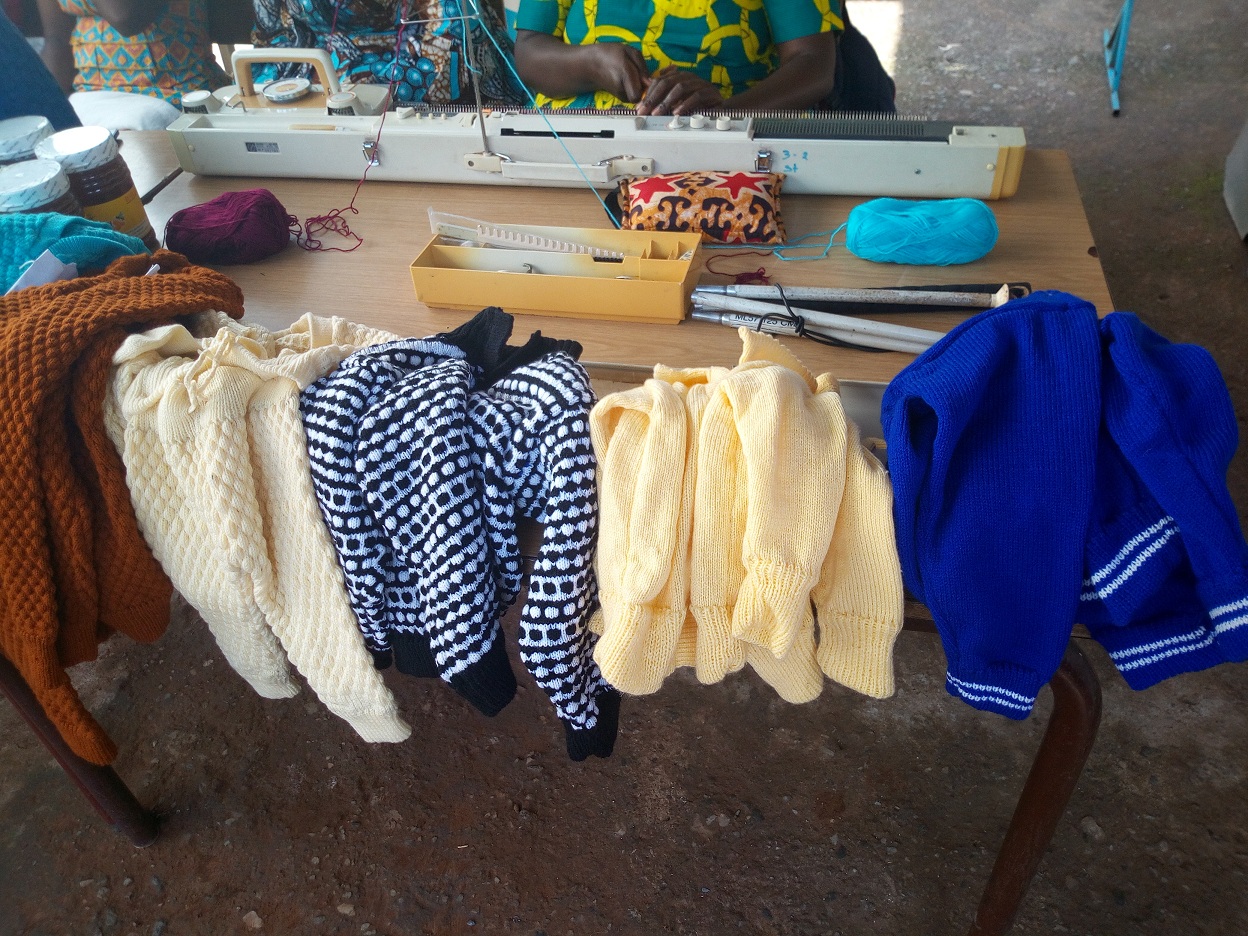 Musabyimana aboha imipira y'amoko atandukanye, akinjiza amafaranga