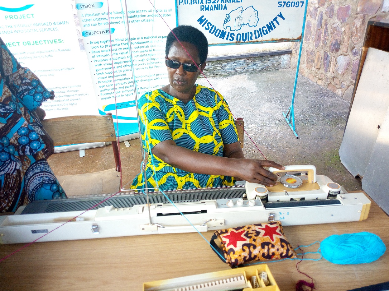 Musabyimana aboha imipira yifashishije imashini