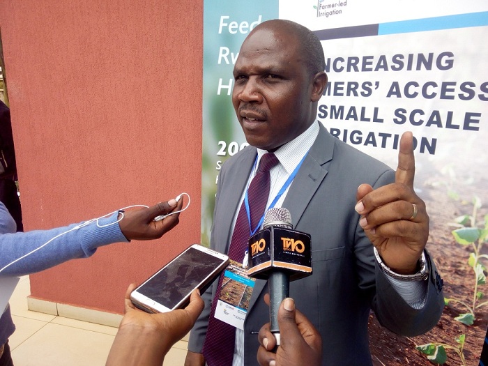 Musabyimana asaba abahinzi kugira kuhira imyaka umuco, ntibahinge ari uko babonye imvura gusa