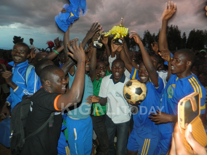 Ikipe y'Umurenge wa Musambira yishimira intsinzi.