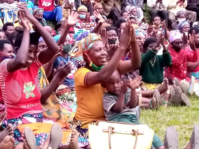 Bakomeye amashyi menshi abagiye kubazanira inkunga yo kwivana mu bukene