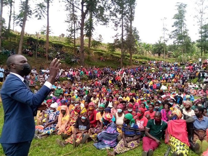 Umuyobozi w'Akarere ka Nyamagabe, Hildebrand Niyomwungeri, yasabye abatuye i Musange kureka amakimbirane, bakazakoresha neza amafaranga bagiye guhabwa