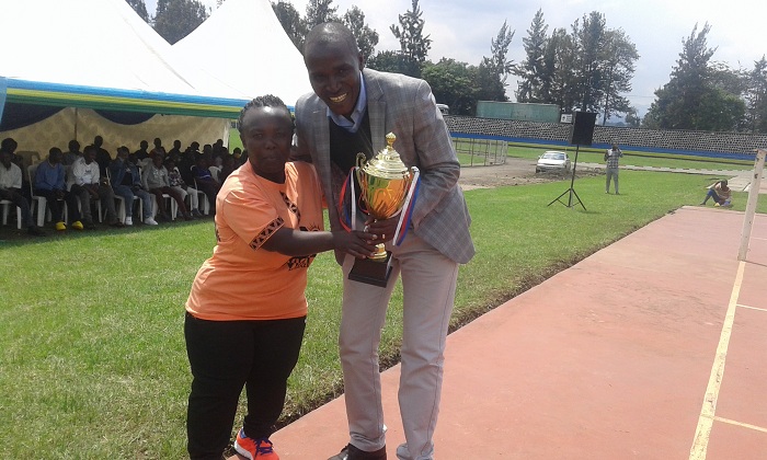 Meya Ramuli ashimira Uwitije Claudine wateye imbere mu mukino wo gutera ingasire n'intosho