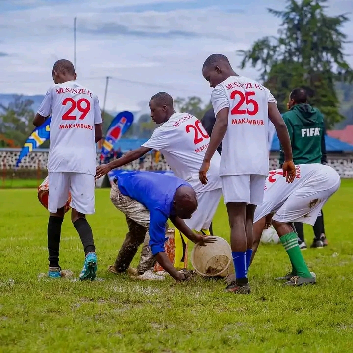 I Musanze byabaye ngombwa ko babanza kuvoma amazi yari mu kibuga umukino uhagarikwa iminota 20