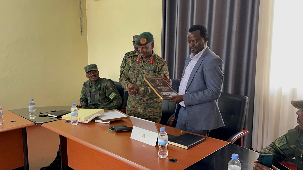 Bageneye impano Umuyobozi w'Akarere ka Musanze wabakiriye