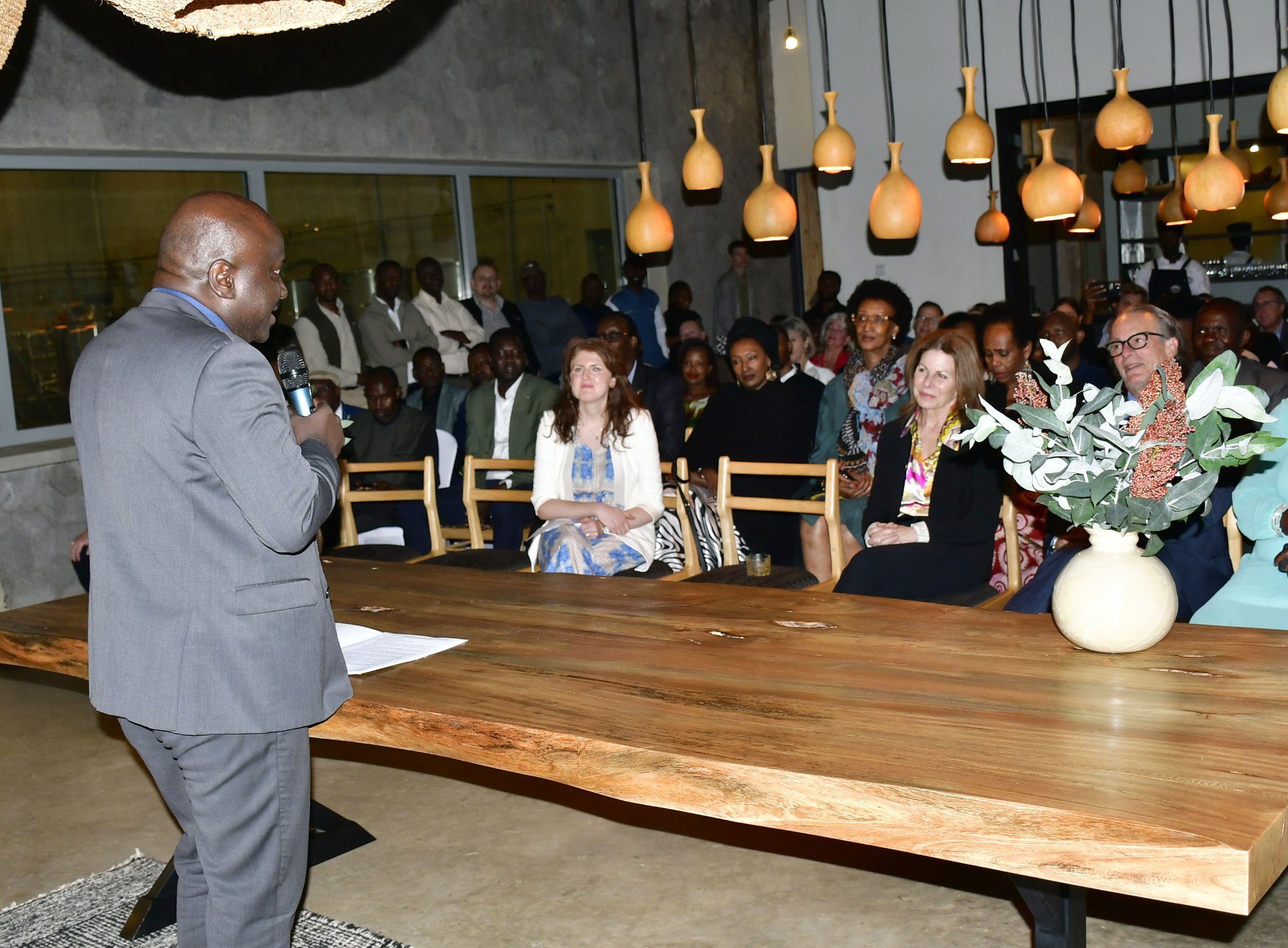 Guverineri Mugabowagahunde Maurice yasabye abashinze uruganda rwenga inzoga mu birayi guteza imbere abaturage