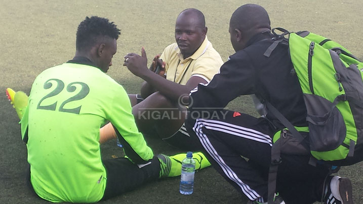 Umutoza wa Musanze FC yagerageje kugira inama abugarira izamu ariko ntacyo byatanze