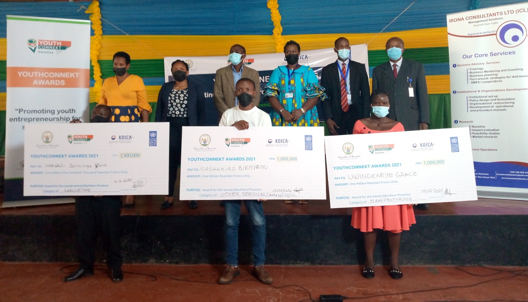 Ba rwiyemezamirimo batatu bafite imishinga igaragaza udushya bahawe ibihembo