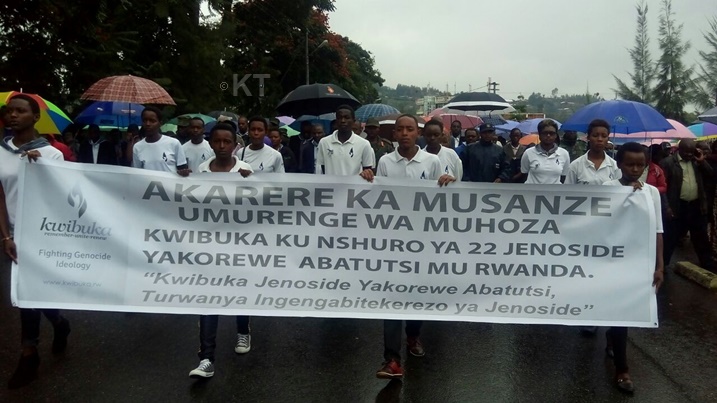 Aha ni mu Karere ka Musanze. Urugendo rwo kwibuka rwahereye ku biro by'Umurenge wa Muhoza berekeza ku rwibutso ruri ahitwa mu Kizungu.