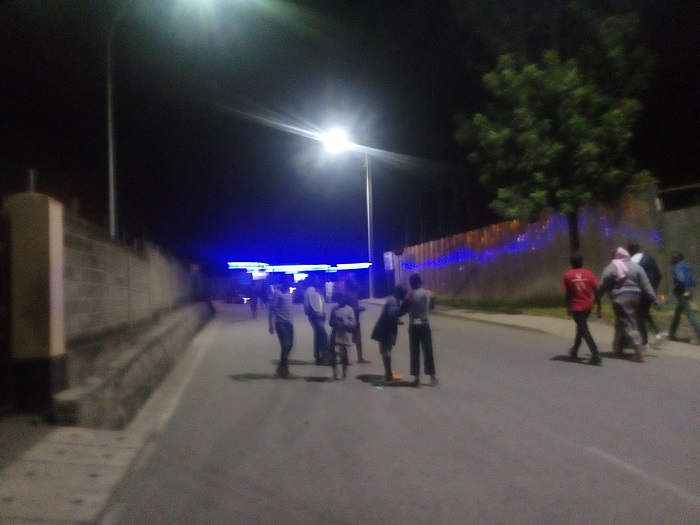 Aba bagaraga muri kaburimbo rwagati ni bamwe muri abo bana, hirya yabo hari abantu bagenda badakebuka kubera gutinya abo bana 