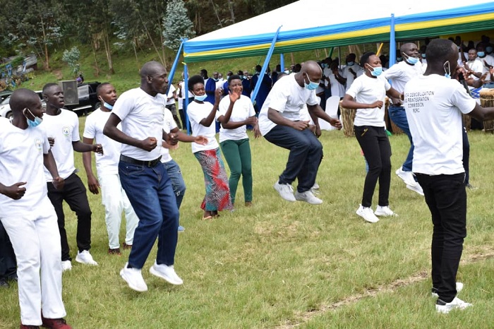 Bacinye akadiho bishimira gusubira mu miryango yabo