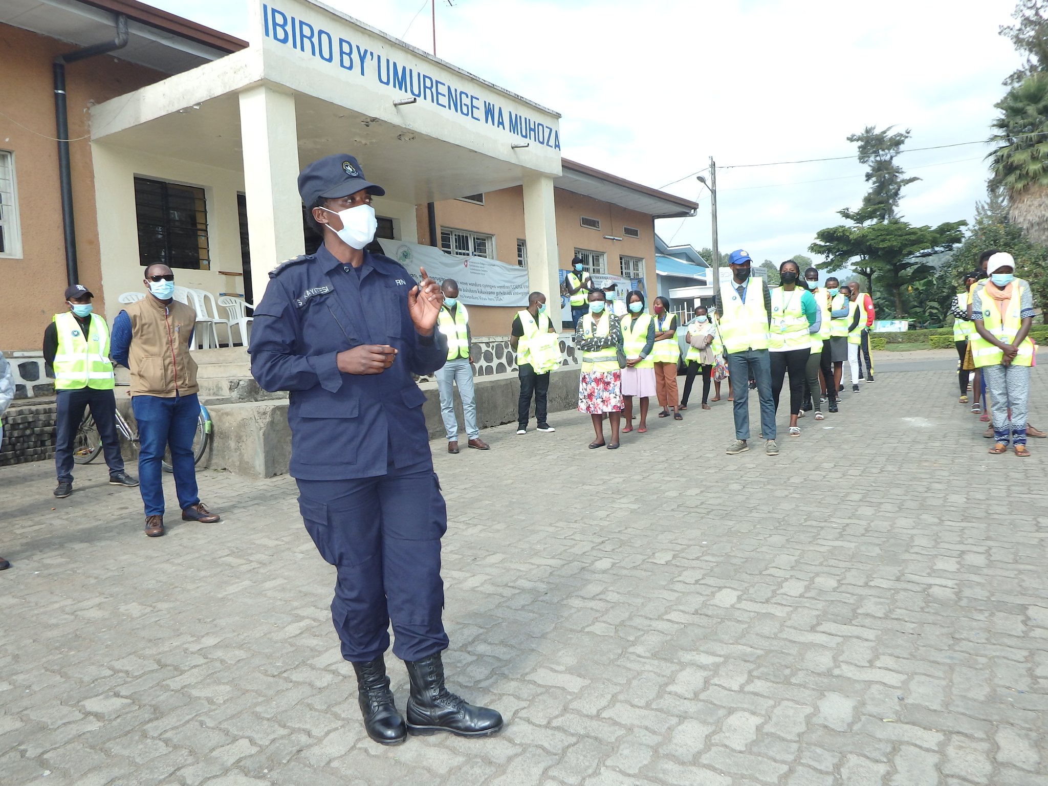 CIP Speciose Kayitesi aganira n'urwo rubyiruko rw'abakorerabushake