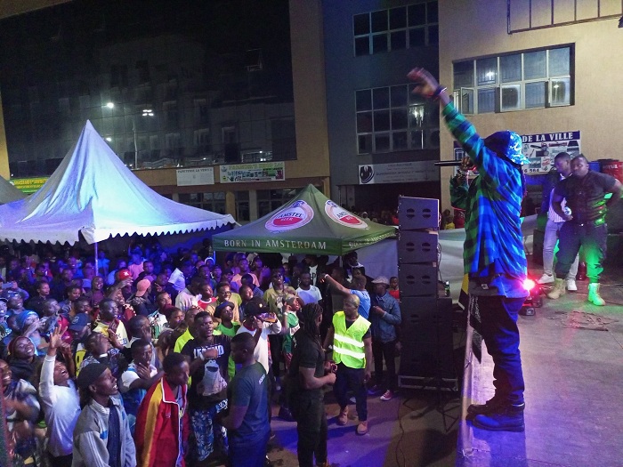 Riderman yasusurukije Abanyamusanze bari bitabiriye ibitaramo bibera muri car free zone