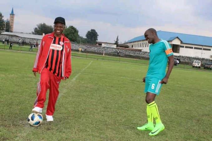 Mgr Harolimana na Meya Ramuli Janvier batangiza uwo mukino