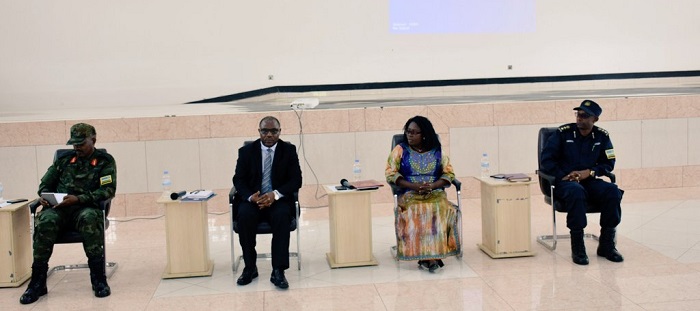 Minisitiri Musabyimana yari kumwe na Guverineri w'Intara y'Amajyaruguru, Nyirarugero hamwe n'inzego zishinzwe umutekano muri iyo Ntara