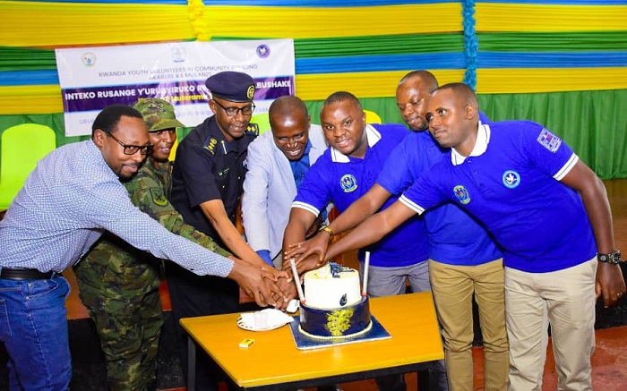 Abayobozi bifatanyije n'Urubyiruko rw'abakorerabushake mu gukata umutsima hizihizwa imyaka 10 uyu muryango umaze