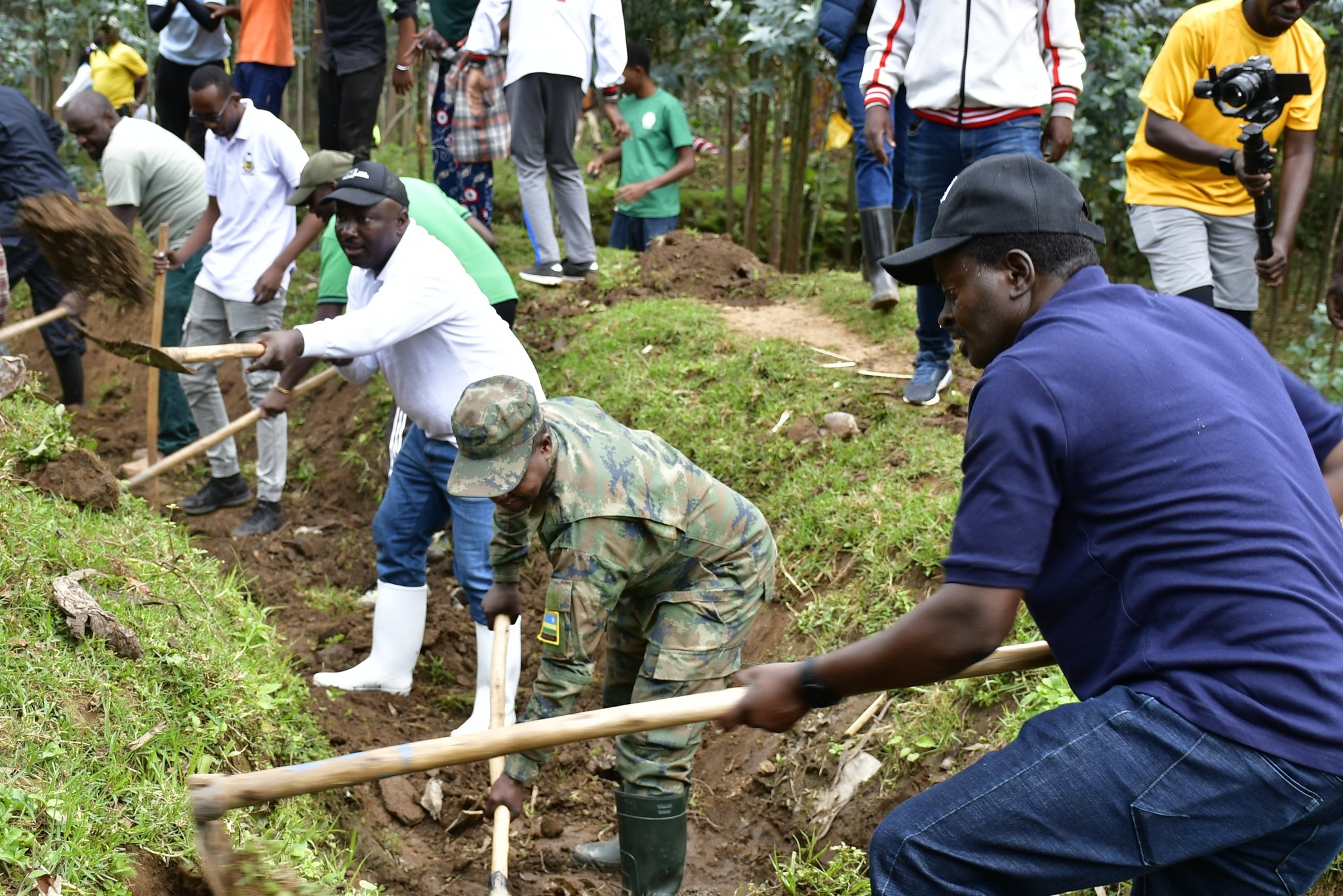 Guverineri w'Intara y'Amajyaruguru ni umwe mubifatanyije n'abaturage mu muganda rusange