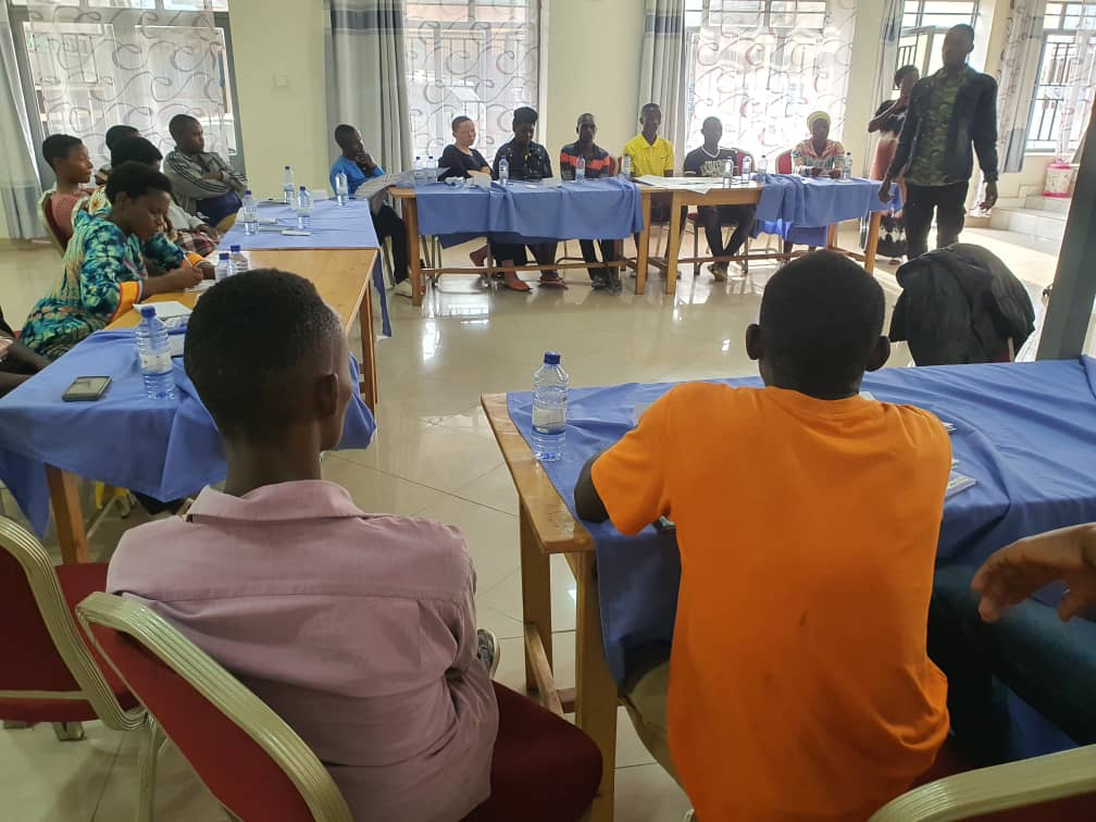 Abahuguwe barishimira ubumenyi bahabwa ku micungire y'amatsinda na Koperative