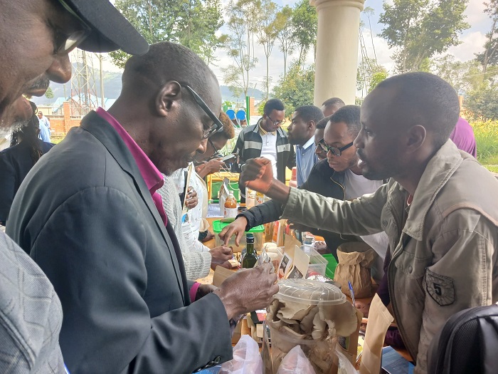 Abanyeshuri n'abarimu bo muri UR-CAVM bagaragaje imwe mu mishinga y'ibiribwa bakozeho ubushakashatsi bikaba byafasha mu gukumira indwara zitandura