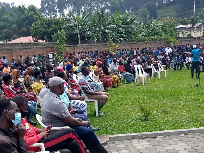 Mu Karere ka Musanze abaturage bari banyotewe umuganda no kumva impanuro z'abayobozi nyuma y'umuganda