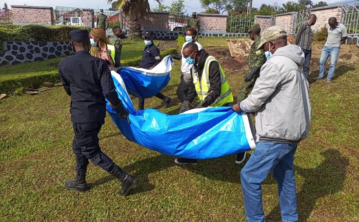 Imibiri isaga 800 ni yo yajugunywe mu byobo byari inyuma ya Cour d'Appel aho biciwe