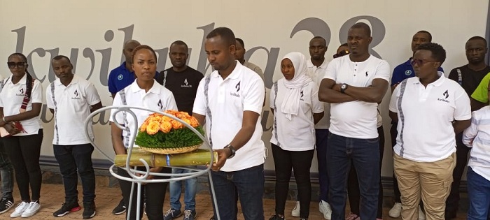 Urwo rubyiruko kandi rufata n'umwanya rugasura inzibutso za Jenoside