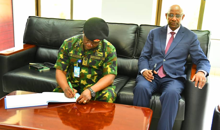 Maj Gen Ademola Taiwa Adedoja yasinye mu gitabo cy'abashyitsi