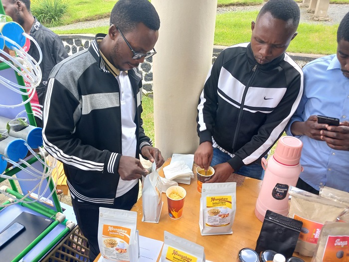 Mu byo abantu bagirwamo inama harimo no kwibanda ku mafunguro akize ku ntungamubiri no kwitabira gukora siporo