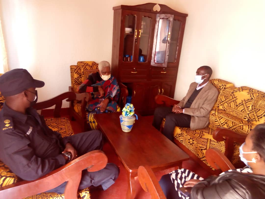 Meya Ramuli Janvier na SSP J. Paul Kanobayire baganiriza uwo mukecuru wari umaze kubona inzu ye