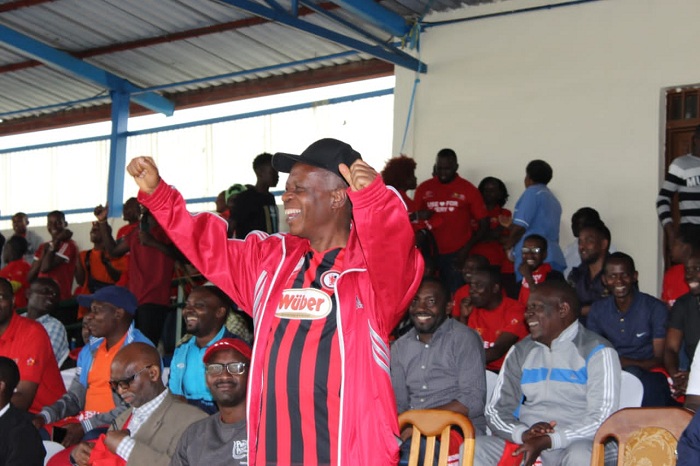 Mgr Vincent Harolimana yishimira igitego cyari gitsinzwe n'ikipe y'abapadiri