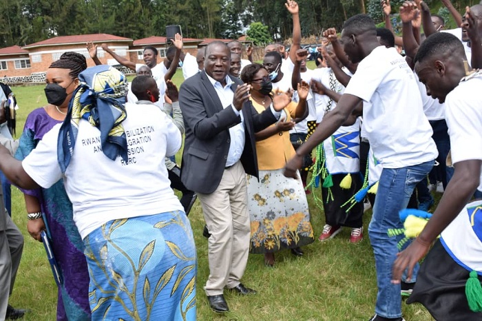 Morale yari nyinshi ubwo babyinanaga n'abayobozi