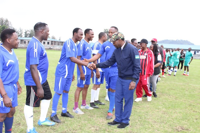 Abayobozi banyuranye basuhuza ikipe y'abapadiri mbere y'umukino