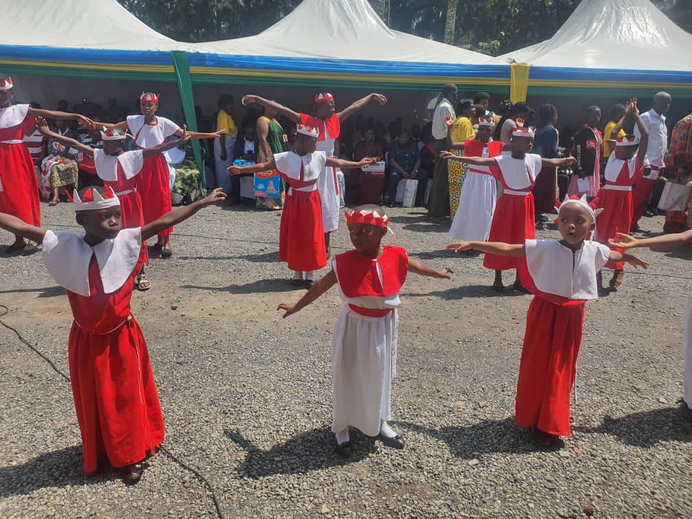 Abana bifatanyije n'abandi kwizihiza umunsi mukuru w'abarwayi