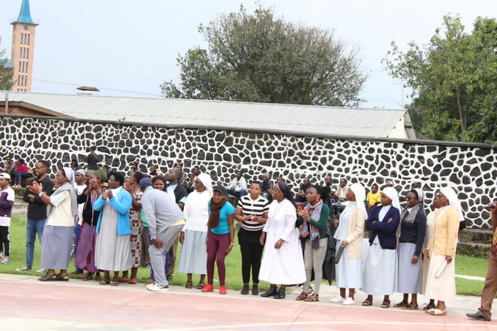 Ababikira ntibatanzwe mu gufana ikipe y'abapadiri