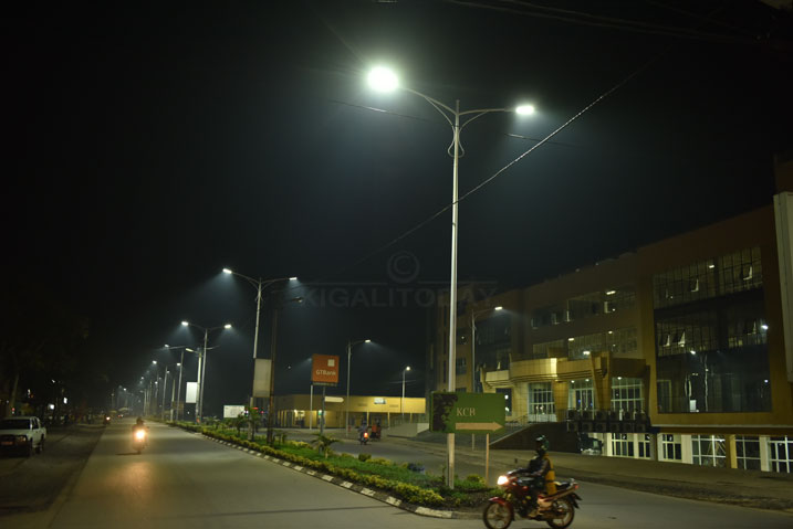 Amashanyarazi yagejejwe mu bice byinshi abaturage baca ukubiri n'umwijima